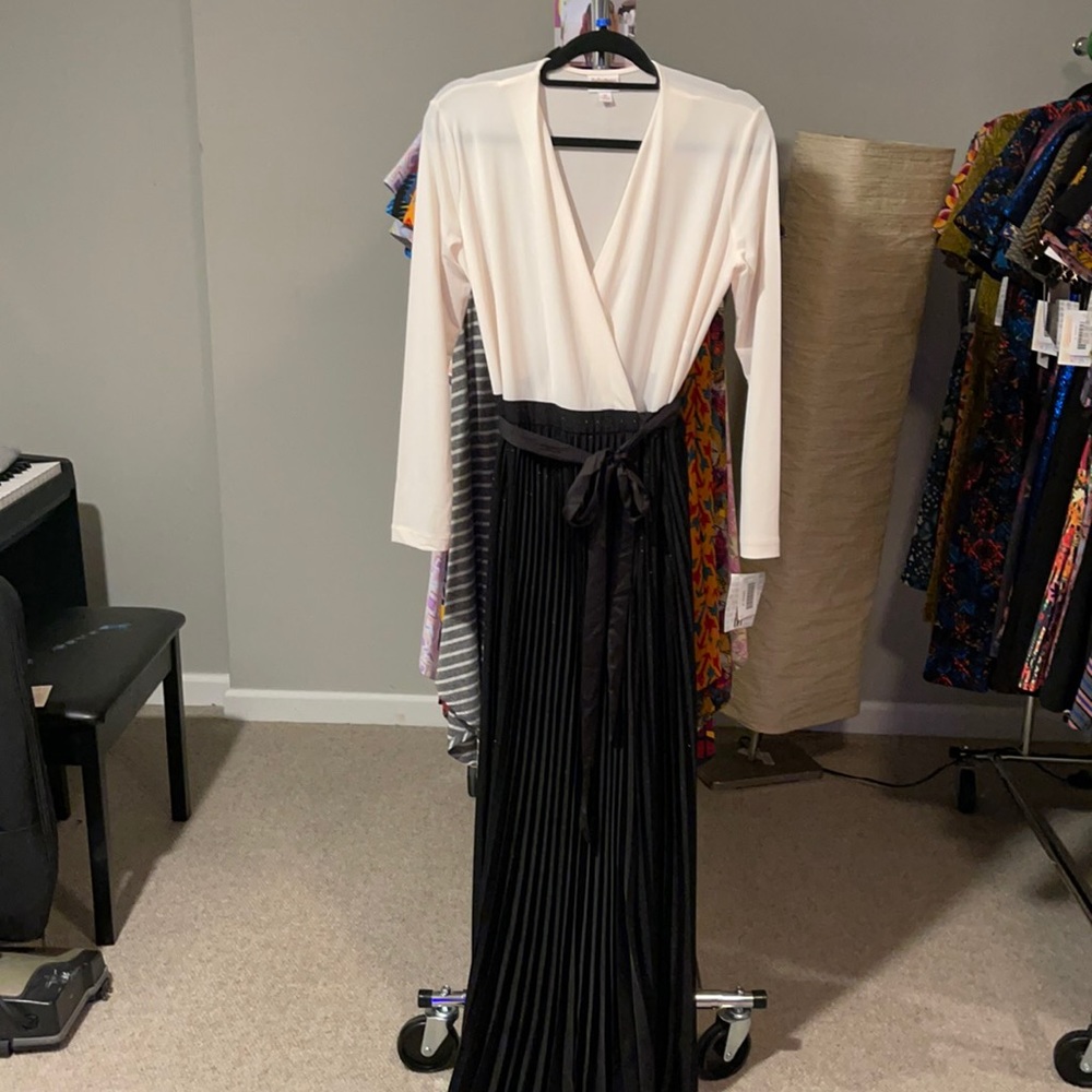Lularoe Deanne- elegant